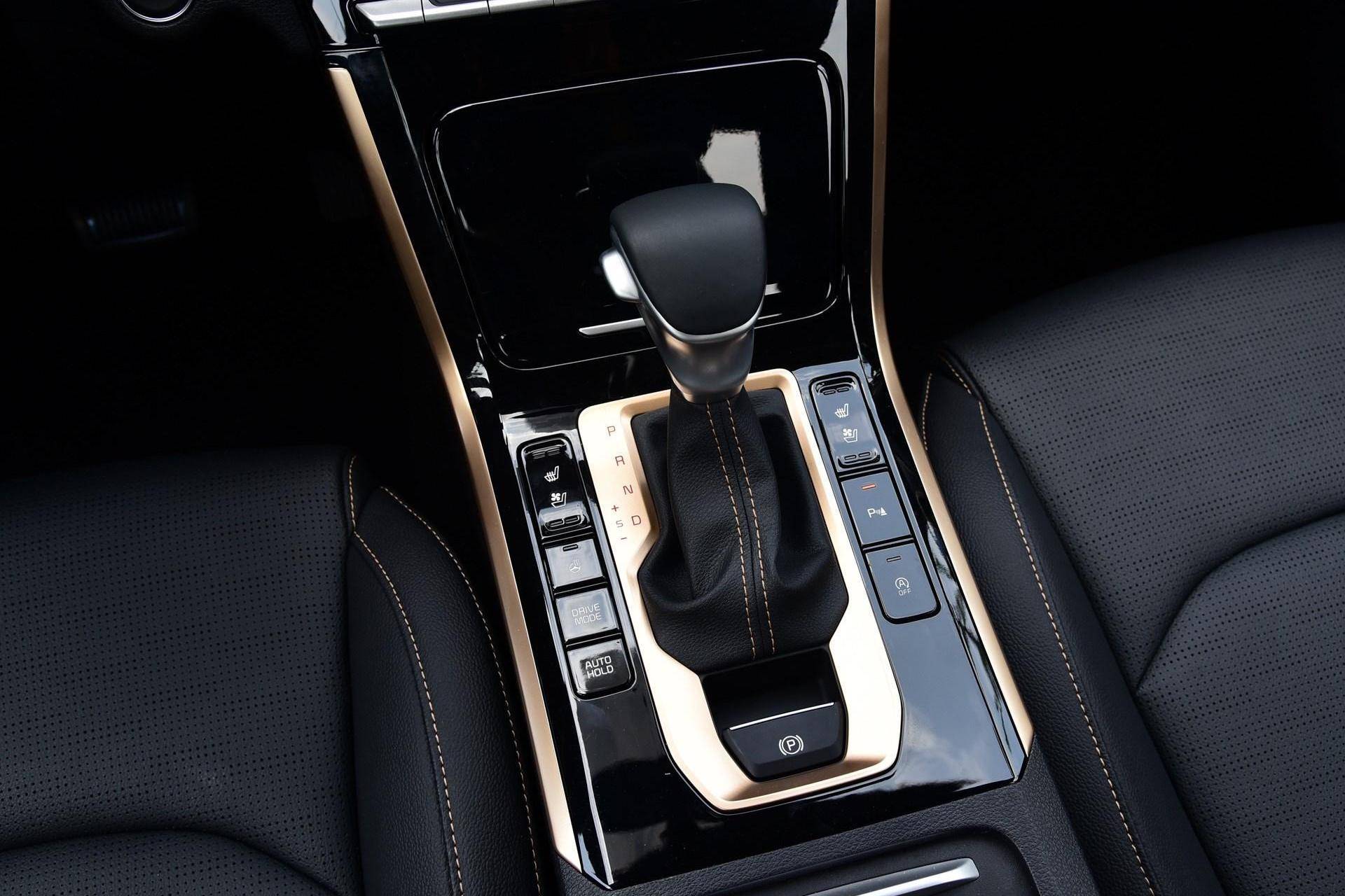 等卡罗拉换代还不如买它，9万多自动挡油耗6.4L，这才叫帅气