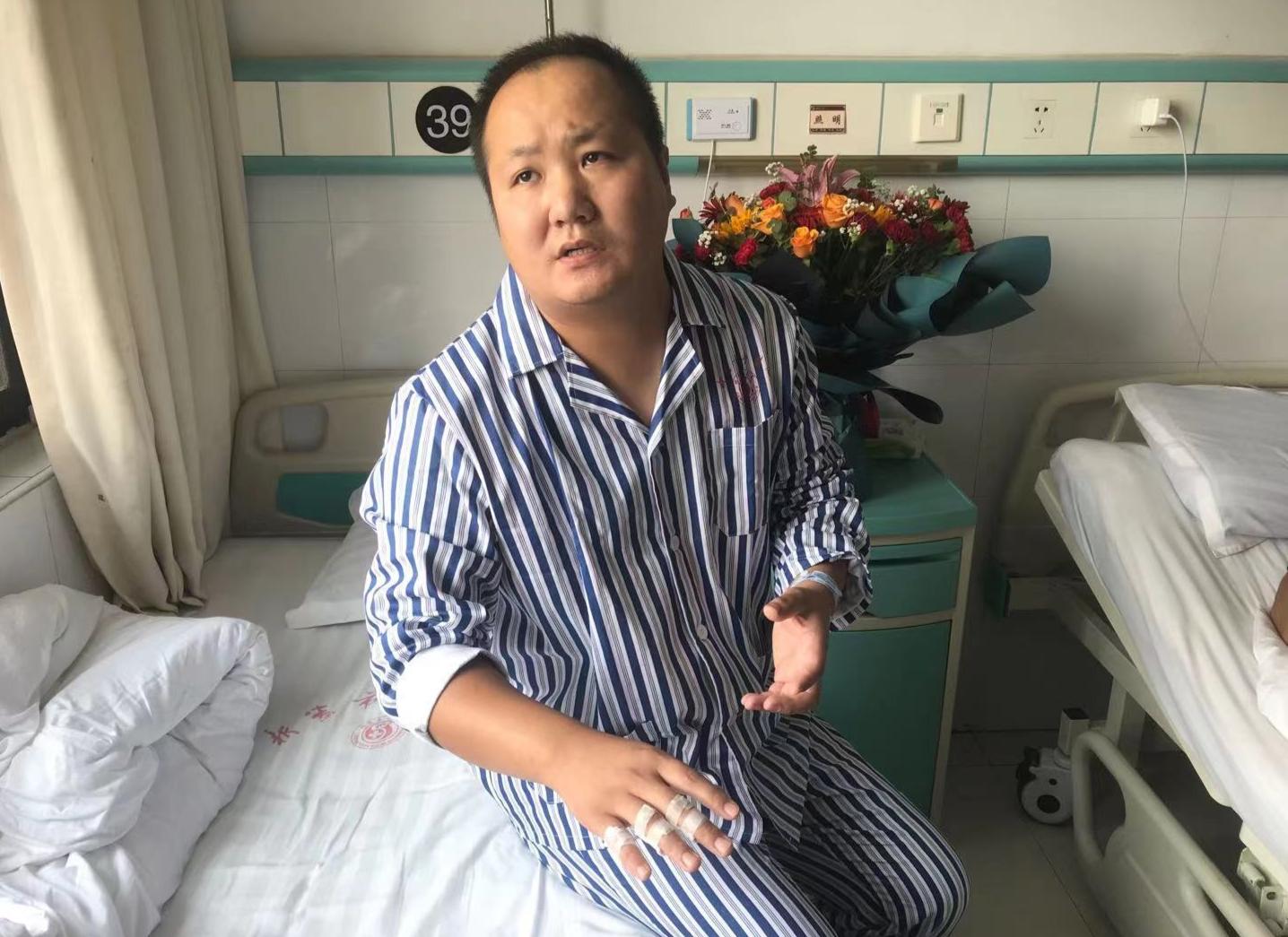 警徽闪耀抢险救灾,抢险救灾警徽闪耀暴雨中逆行