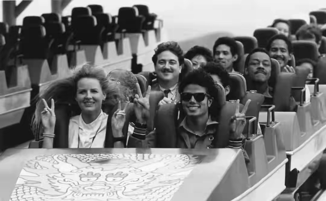 中山迈克尔杰克逊,迈克尔杰克逊跟中山老太太合影