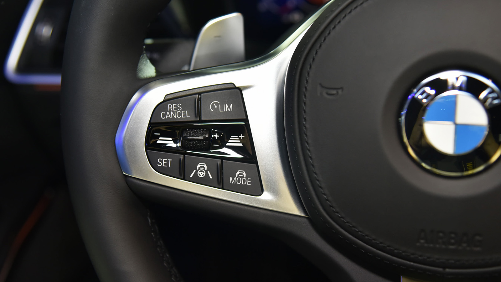 宝马330iM对比奔驰AMGA35L同价位/国产/性能/小弟车如何选?