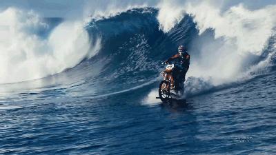 酷炫机车轰炸“洋沙湖”，哈雷电音之夜引爆“欢乐水世界”