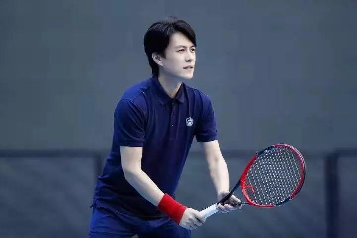 说大话、卖弄文字、夸大学识，“老干部”靳东人设崩得一点不冤