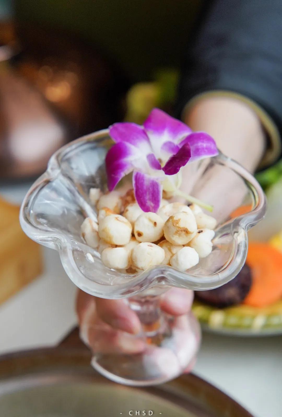 椰椰椰！这家人气椰子鸡专门店，光是汤底就喝饱了