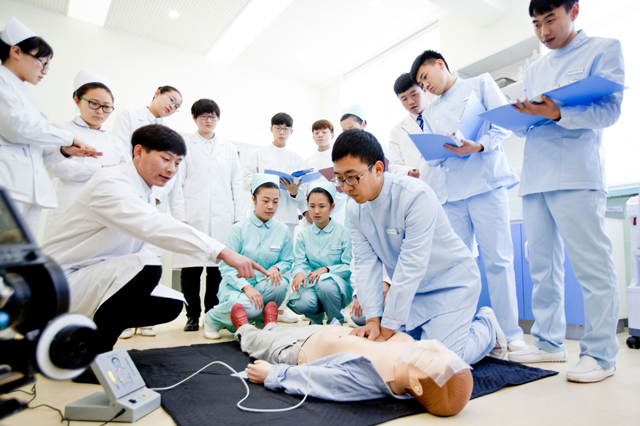 读护理五年大专学什么专业好,男生学大专高级护理专业就业前景