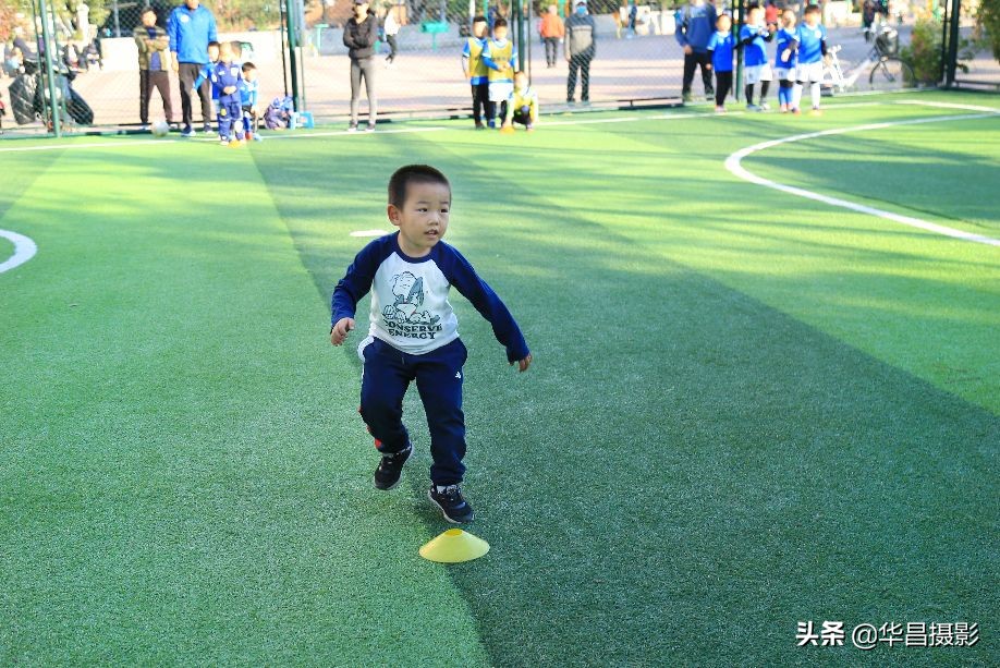 小孩足球训练15秒短视频,儿童足球爆发力和速度训练