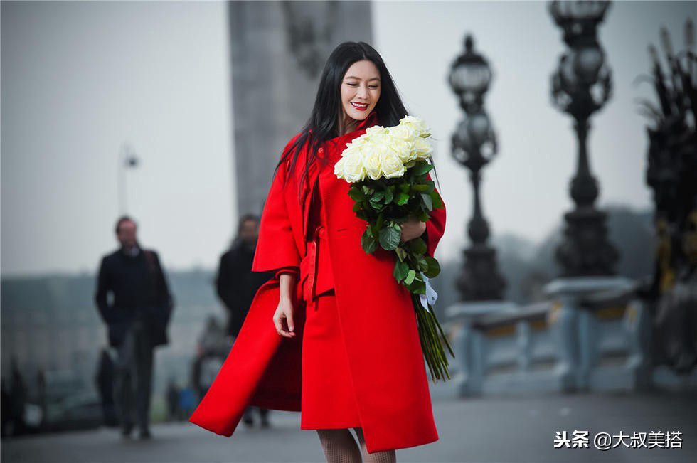 女人穿红色大衣太扎眼？学会3个日常搭配，低调显白衬气色！