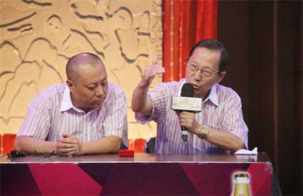 老人3万买墨盒,老板又赠了小盒,专家:大盒是赝品,小盒值百万