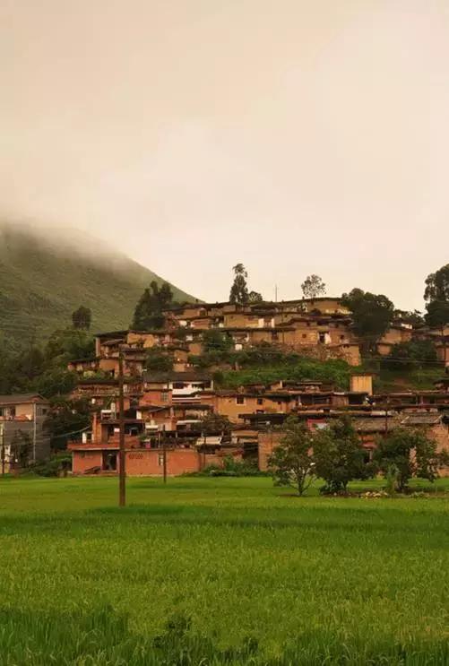 云南这个村子百家相连,一不留神就走到人家房顶上了