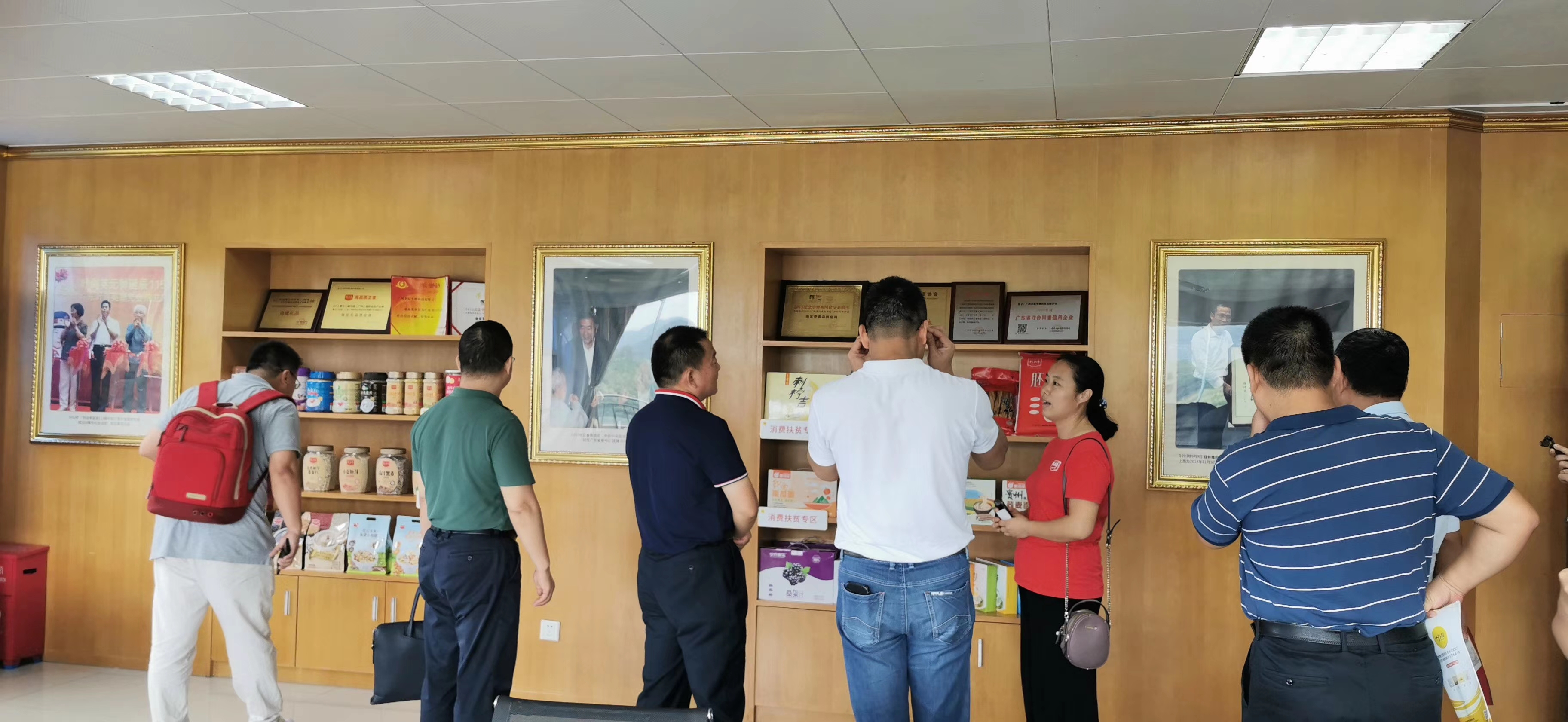 副区长调研扶贫工作,鲁志军到县扶贫办调研指导工作