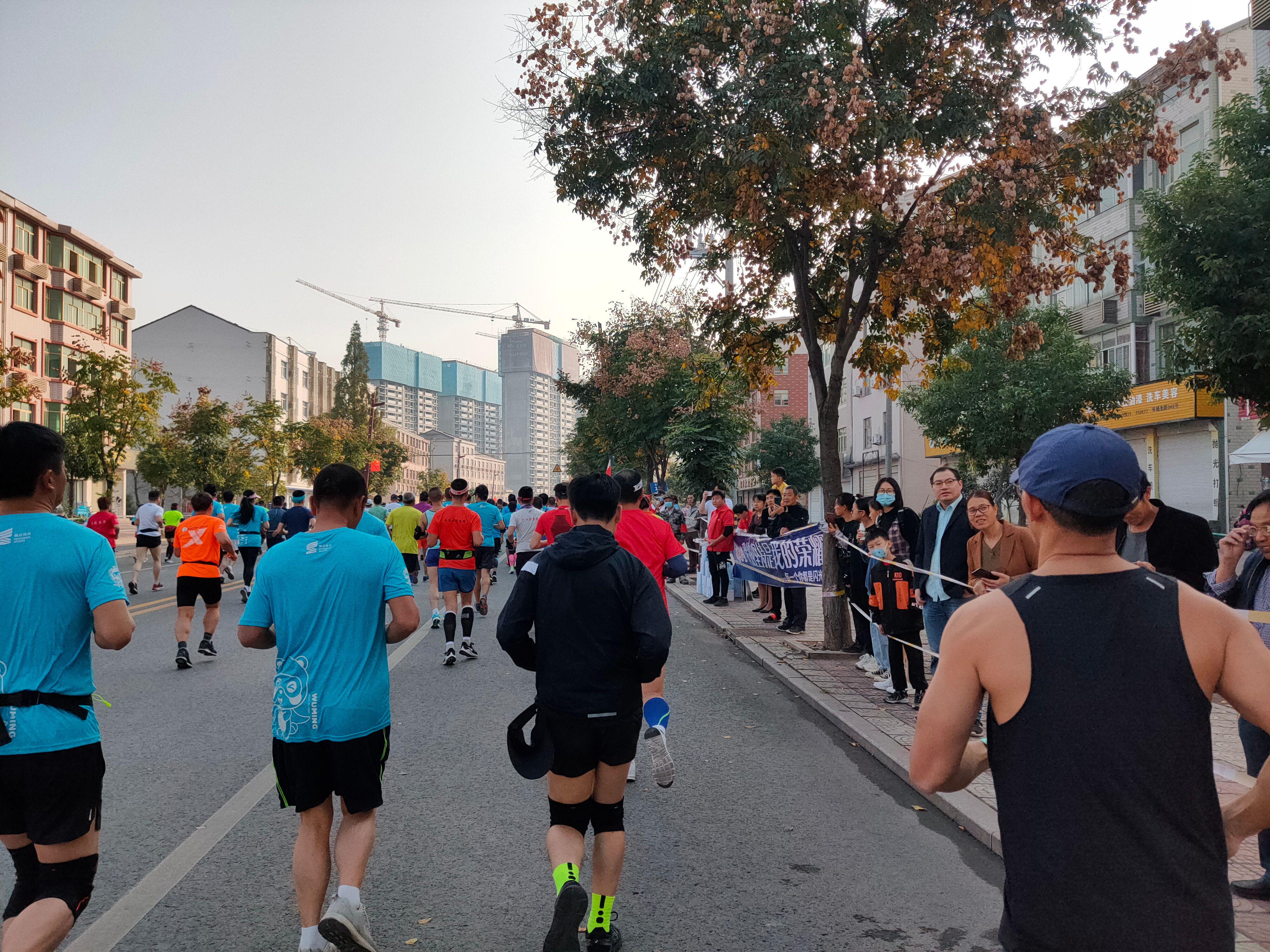 首个全马2022年超燃视频,横店马拉松2023全马颁奖直播