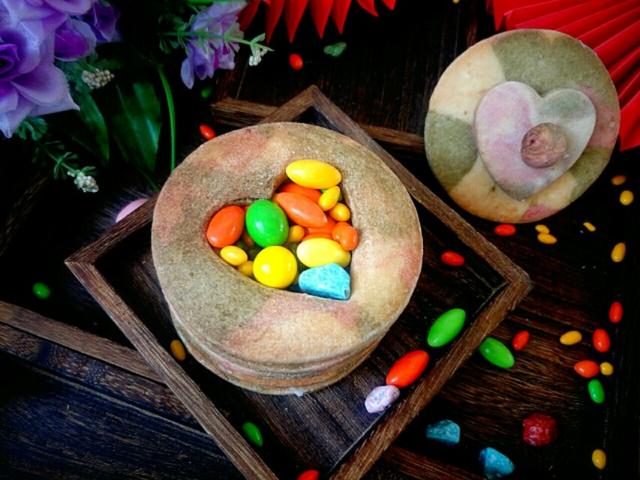 五彩斑斓包装的糖,五颜六色的彩虹糖