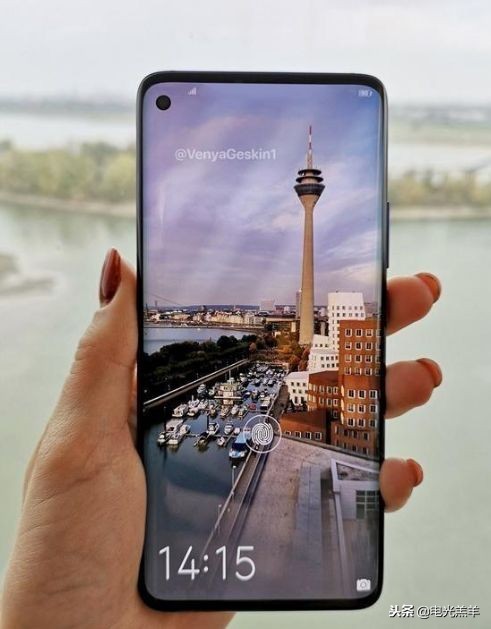 居中打孔屏手机,第一款打孔屏手机