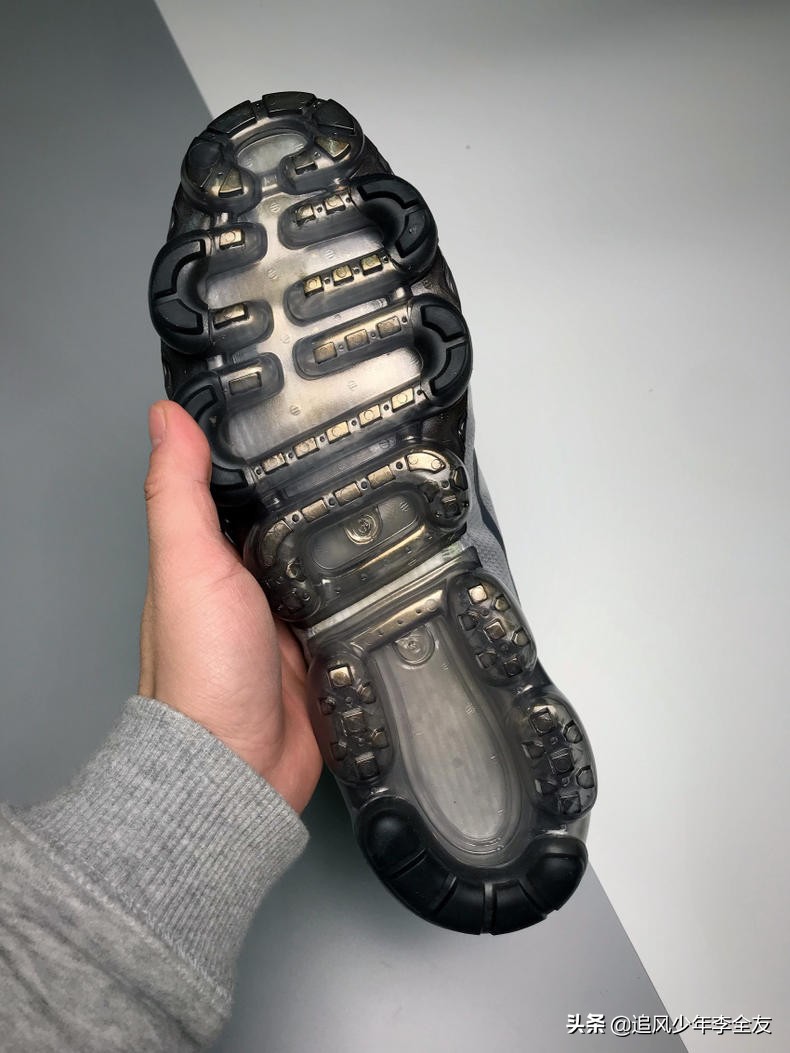 nike黑绿气垫钉鞋,nike鞋底全是气垫霜跑步鞋