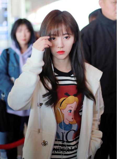 鞠婧祎气质清纯可爱,鞠婧祎渔网袜日常搭配高级感御姐