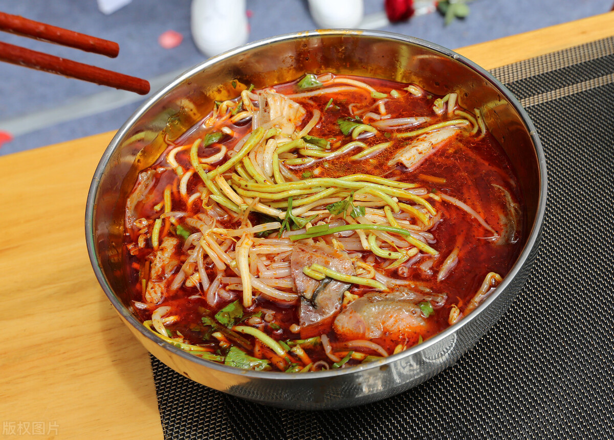 一个女孩开面馆净赚100多万,90后妹子创业做卤菜