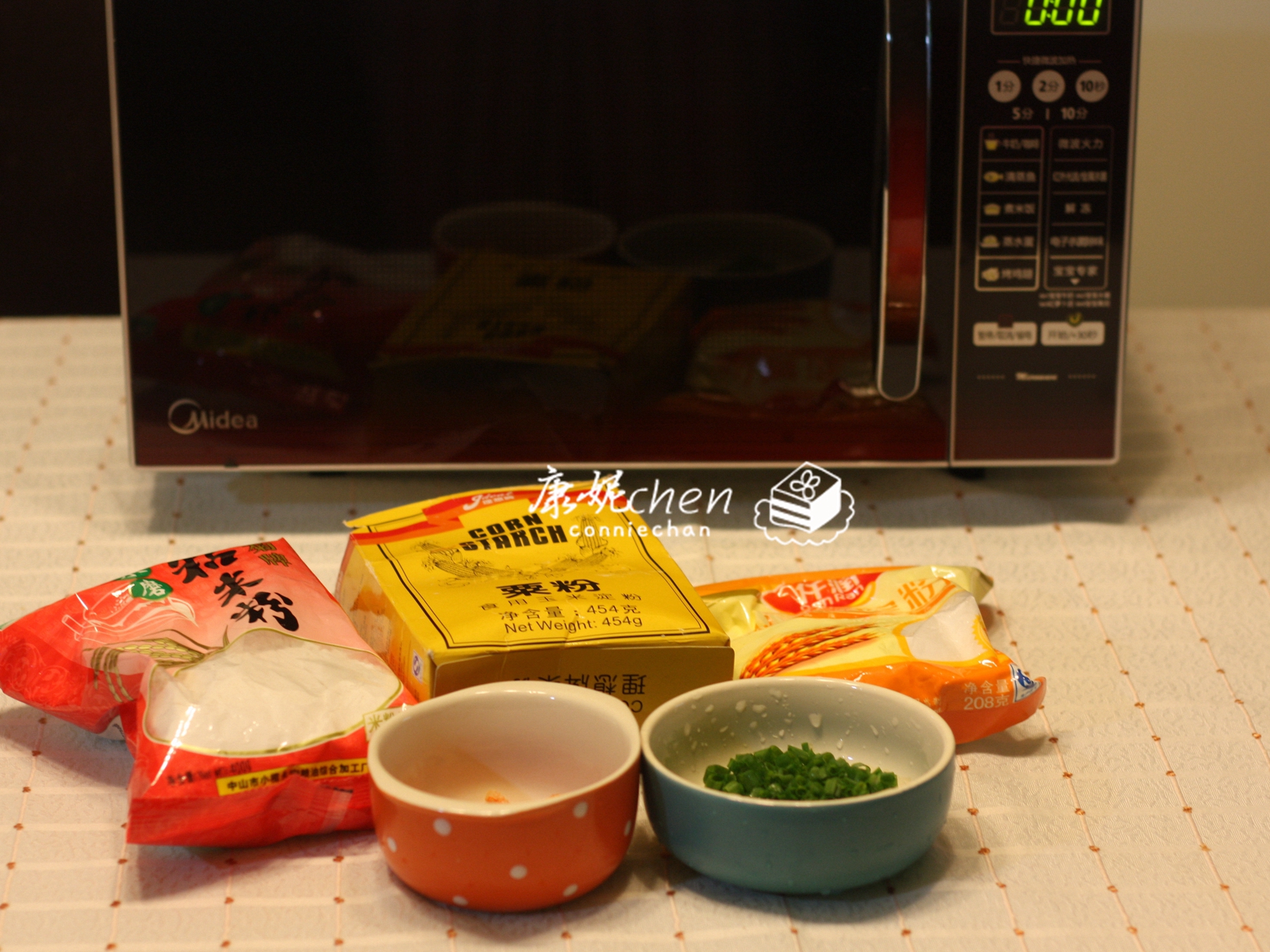 它用大米做的，做法简单，晶莹剔透，香滑可口，当早餐营养又好吃