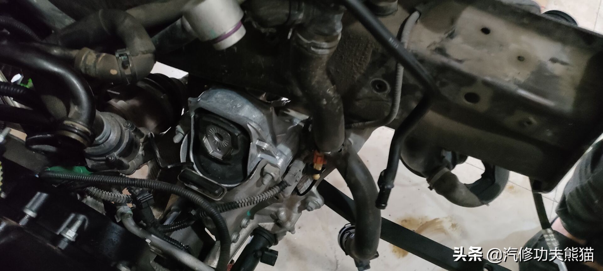 奥迪q5烧机油狂飙,奥迪q5烧机油且发动机抖动