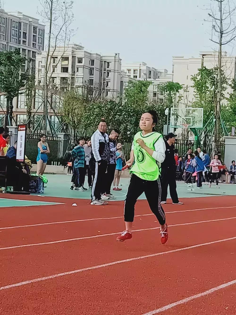 三岔湖小*运学**动员喜夺成都高新区空港新城第二届中小*运学**动会10金