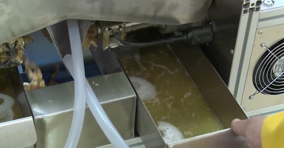 超级实用的榨油机在家都能榨,榨油机手工榨油