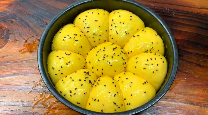 如何自制面包最简单的,用电饭煲做面包学生党不用蛋糕粉