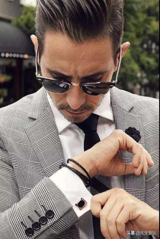 身上戴了很多首饰的男人是什么人,戴首饰的男人是什么样的人