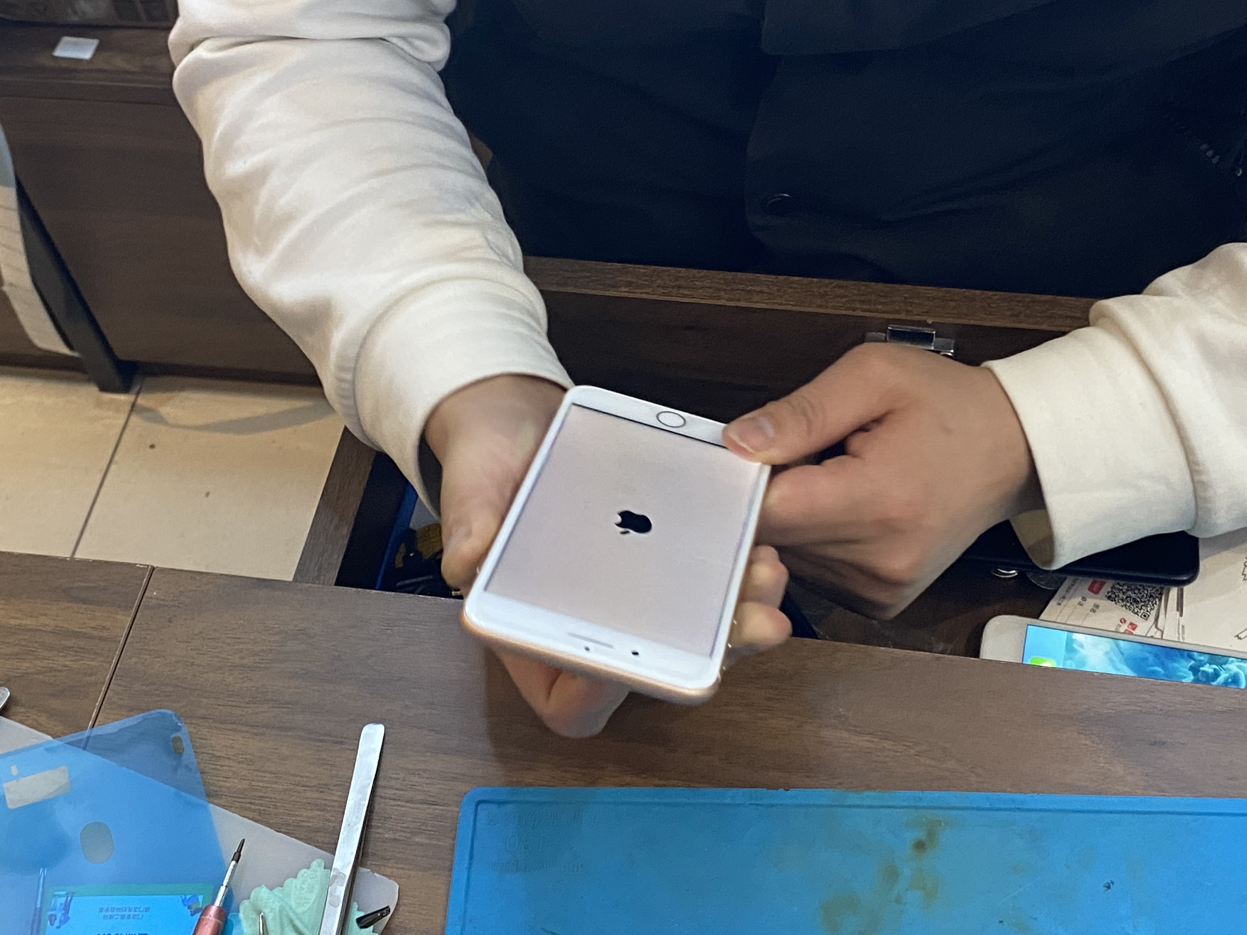 iphone8p更换官方电池,苹果8p更换第三方电池会怎么样