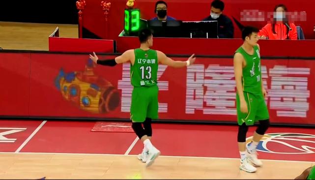 郭艾伦被裁判抱怨,赵睿对郭艾伦的抢断