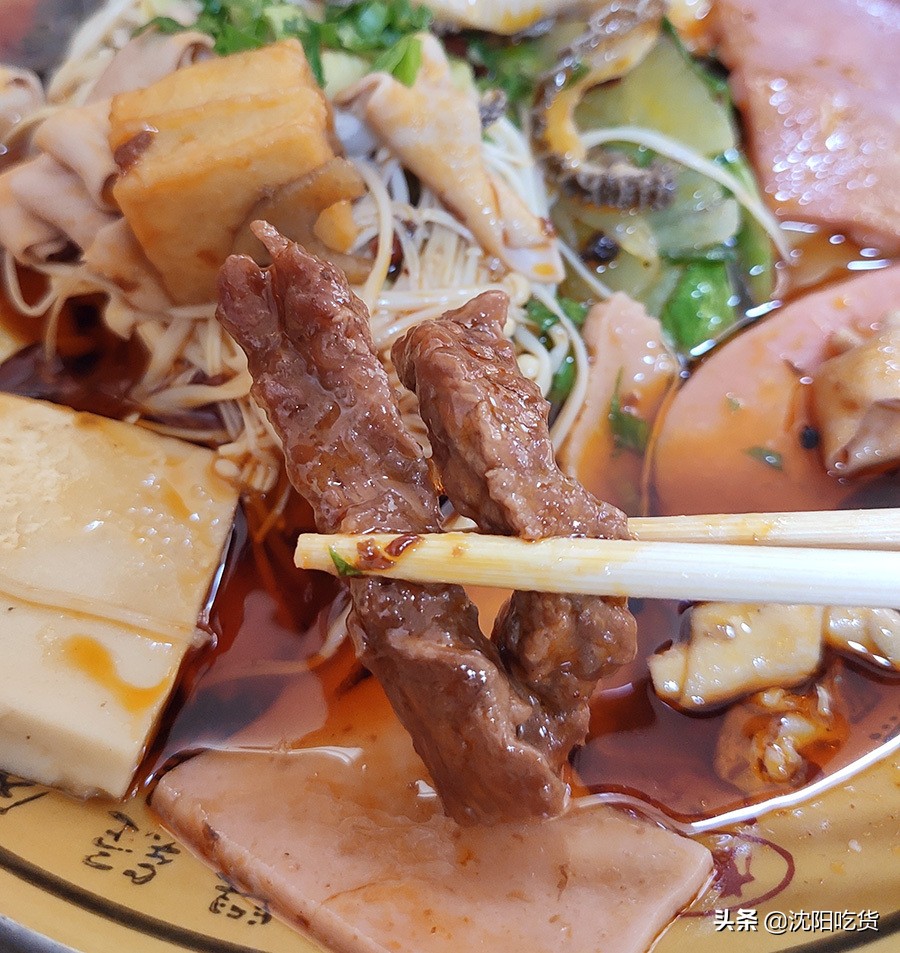 冒菜是一个神奇的存在,味道像牛油火锅,还可以蘸油碟配米饭