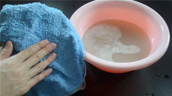 新买的毛巾沾水后能闻到一股臭味,为什么毛巾会有一股臭味怎么解决