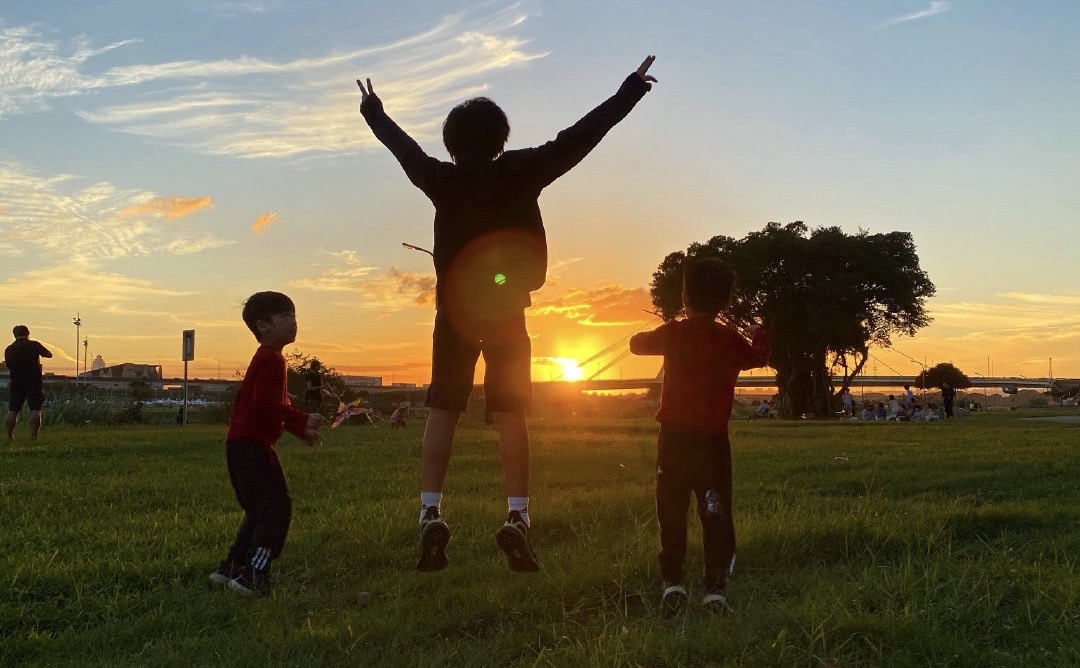 林志颖11岁儿子kimi罕露面,林志颖双胞胎儿子谁和kimi哥哥像