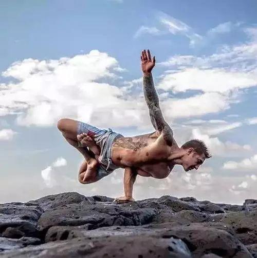 男士瑜伽展示力量,男士练瑜伽帅呆了