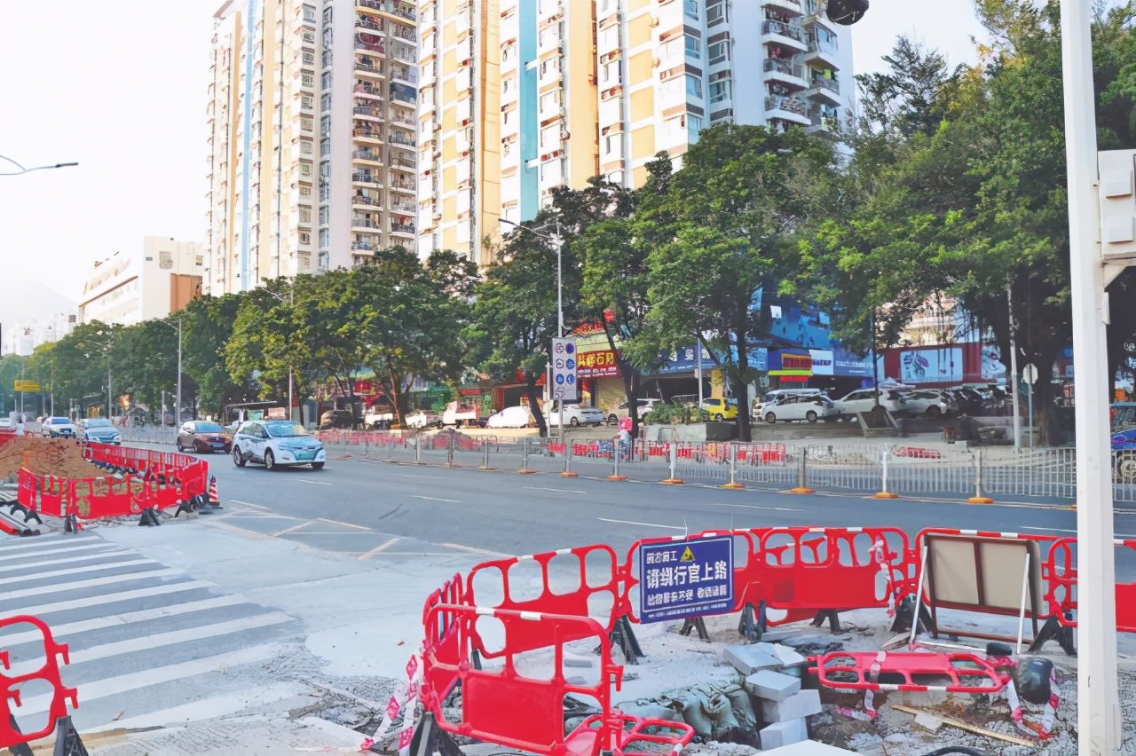 盐田区深盐路段4座人行天桥连续被拆,引起市民热议
