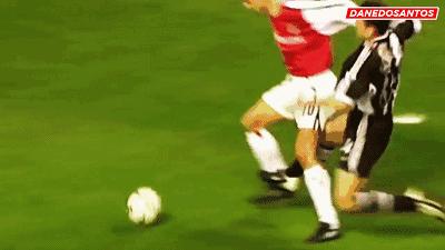 哥劝你踢球要潇洒!21世纪足坛三大潇洒哥