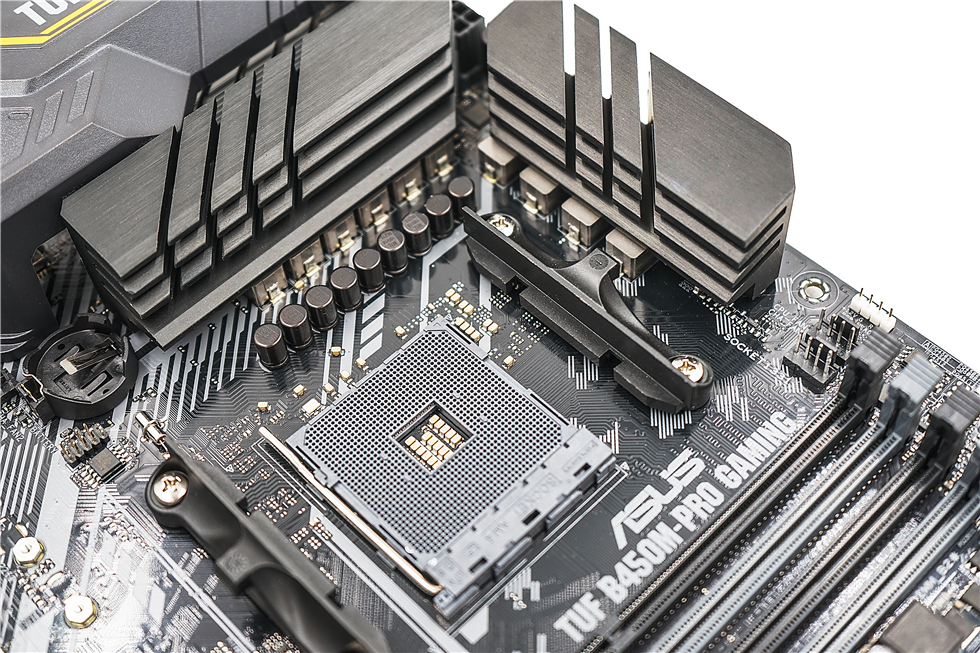 科技以灯为本，3600X+B450+BMR-24水冷+大水牛铁血战士机箱装机秀
