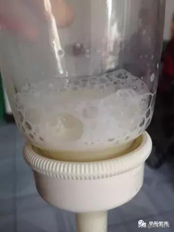 一喝奶奶瓶滋滋响还冒泡怎么回事,喝完奶奶瓶里好多泡沫是为什么