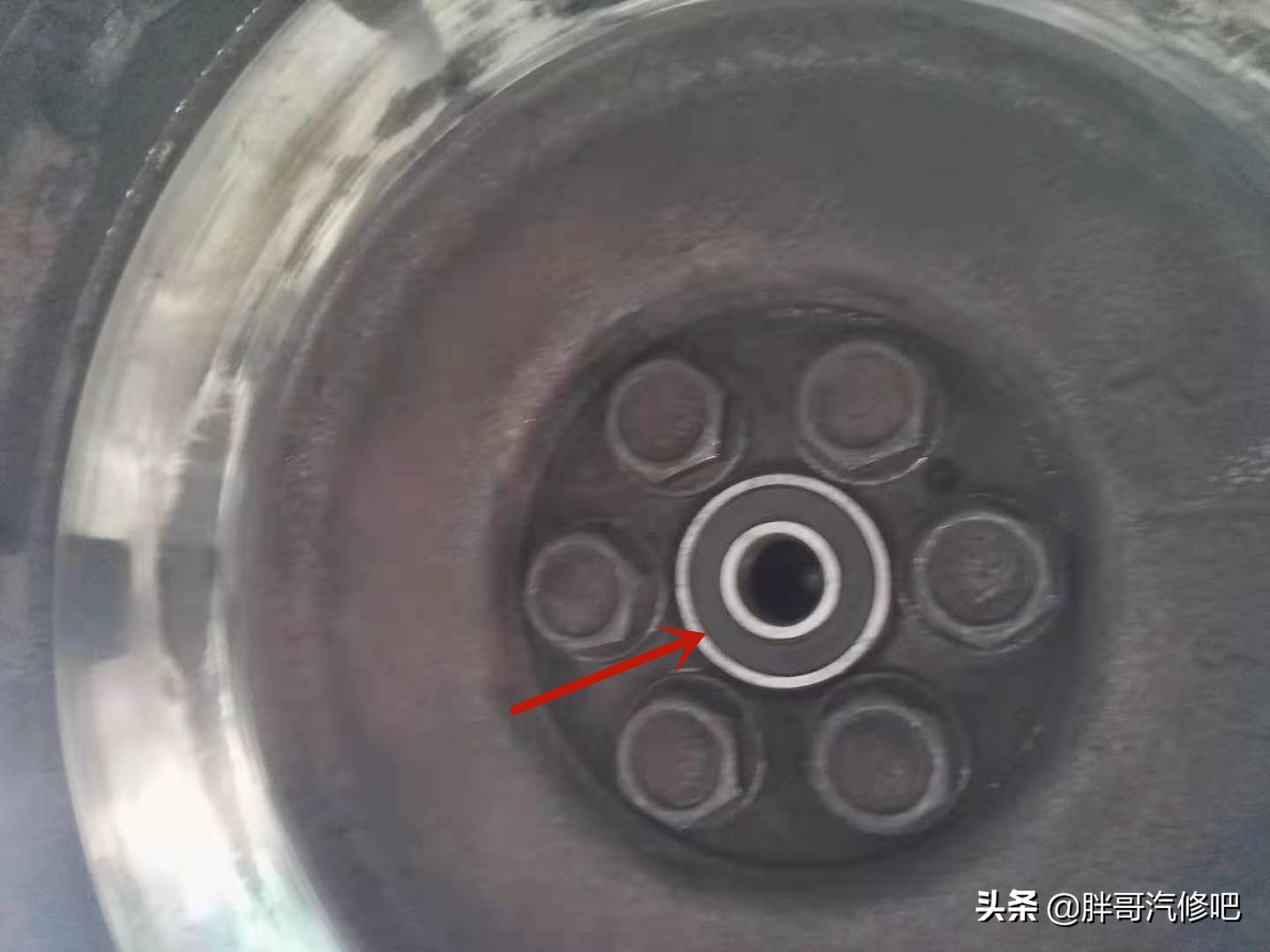 五菱之光挂档不走,胖哥以为换挡拉线脱落,原来是摩擦片报废了