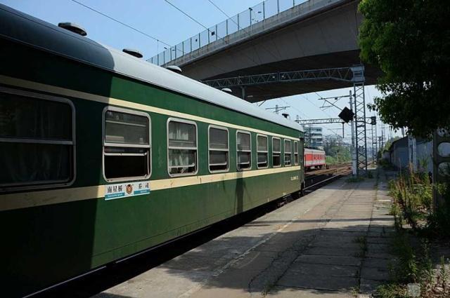 为什么火车速度那么慢,火车条件比高铁差很多吗