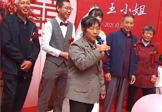 男方母亲婚礼致辞火了,结婚新郎父亲母亲讲话