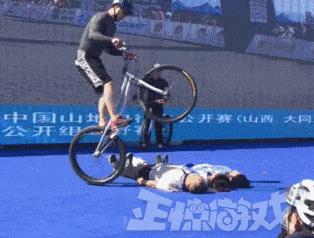 搞笑gif开心一刻原来高手在民间,搞笑gif你大爷果然还是你大爷