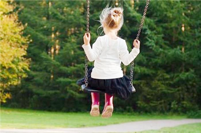 孩子越吓唬越胆小,小孩子胆小懦弱该怎么教育