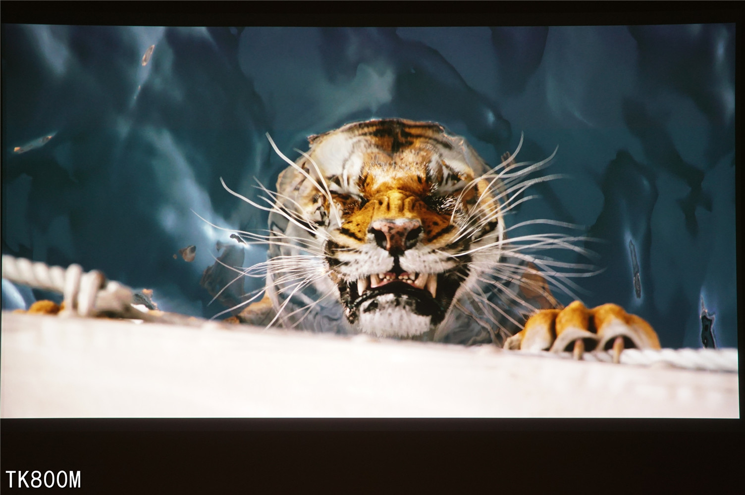 8000块的4K投影仪效果怎么样,800元的1080p的投影仪