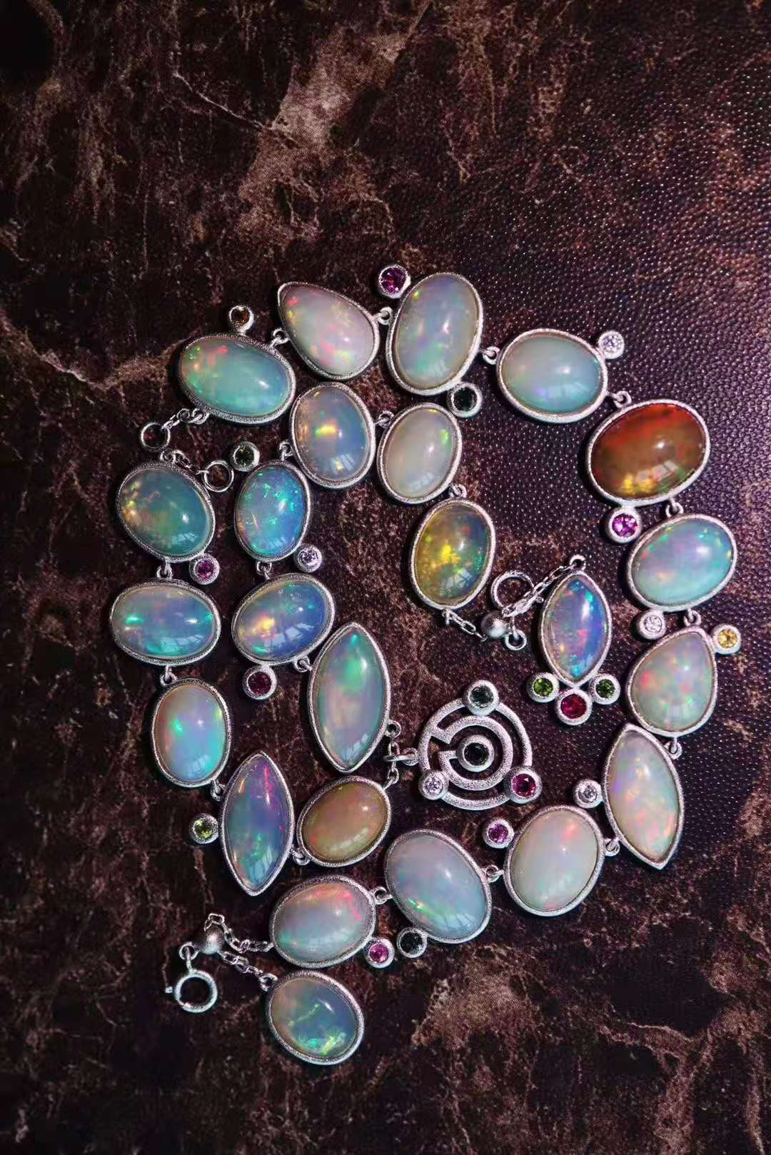 欧泊是什么宝石价格多少,欧泊是贵重宝石吗