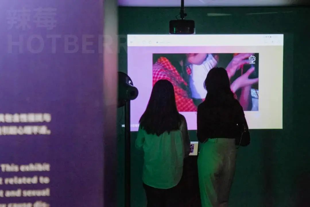 在家看*片A**被老妈撞见，她反手就带我去了个“18禁”场所