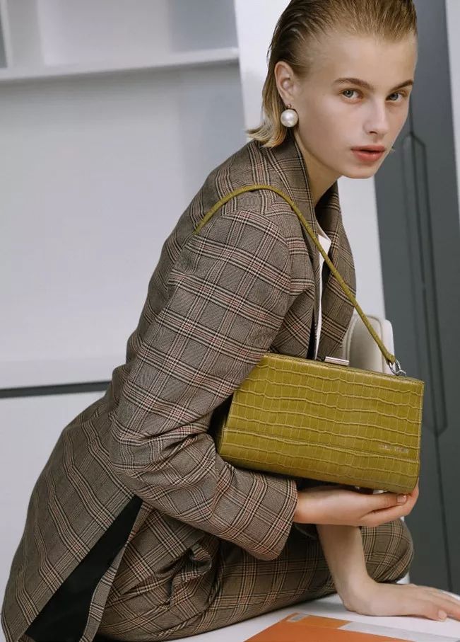 小众设计感经典百搭腋下包,今年最流行的百搭腋下包