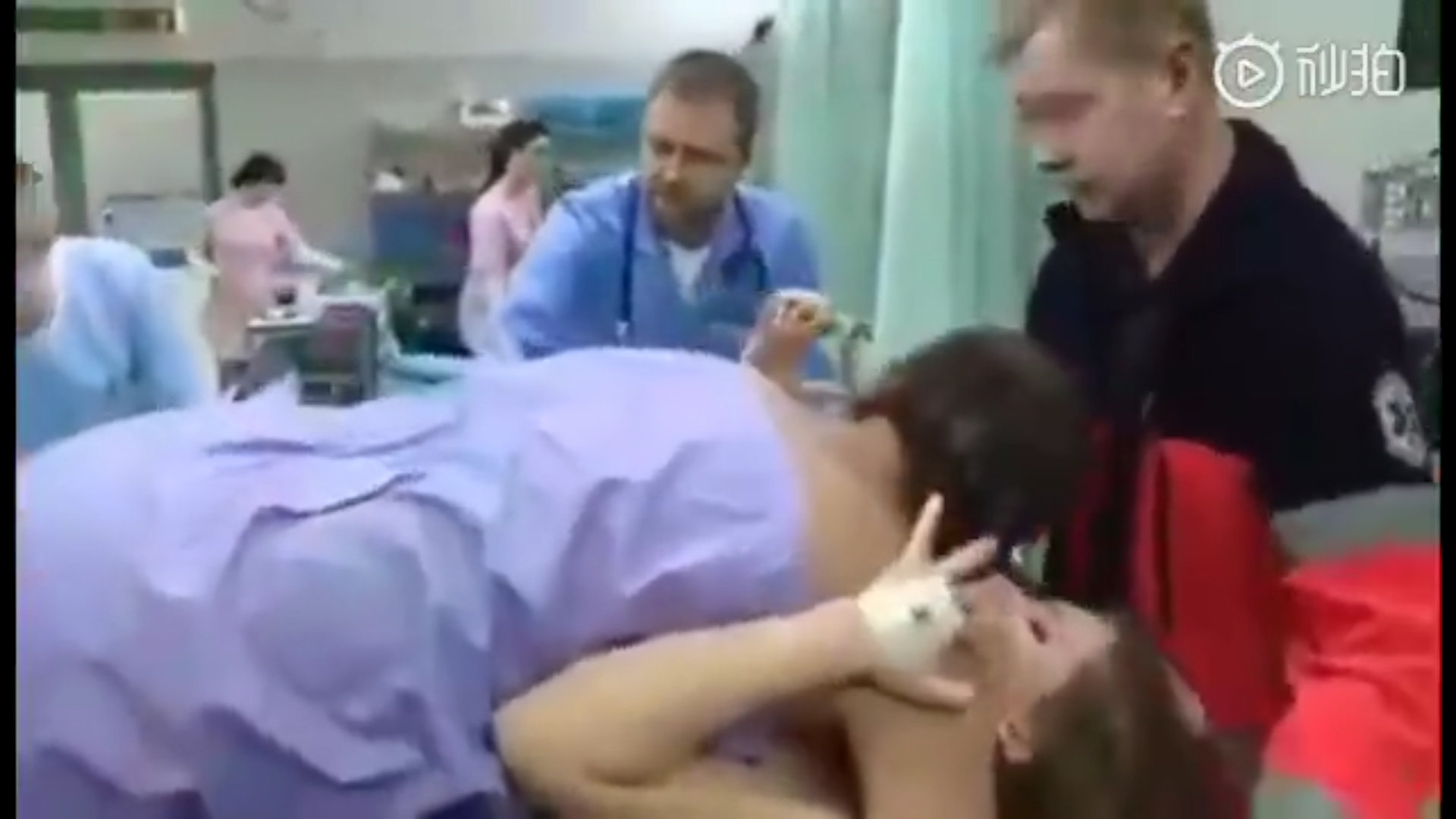 国外一对夫妻亲热后竟无法分开,被紧急送医救治,丈夫全程惨叫