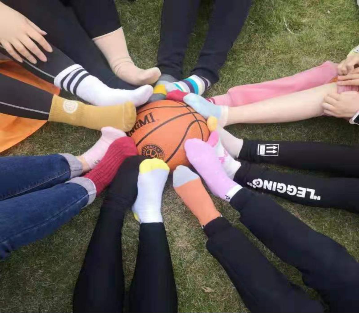 暖心校园：厦门师生特意穿错袜了 传递爱与包容