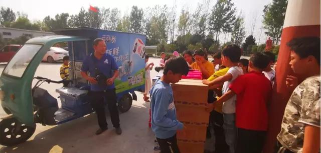 学生奶跟正常牛奶有什么区别,学生奶和纯牛奶哪个好