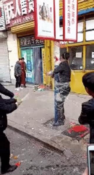 山东这个新郎这下火了,被人用胶带绑路灯杆上泼调料……就不能好好结个婚吗?