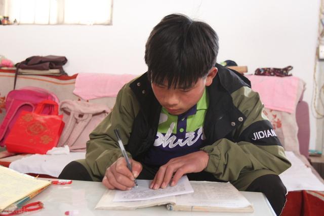 2个孩子不是亲生的,小孩户口与父母户口不同在哪上学