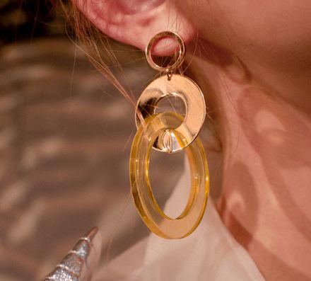 如何选择适合自己脸型的耳环,不同脸型这样选耳环超显脸小